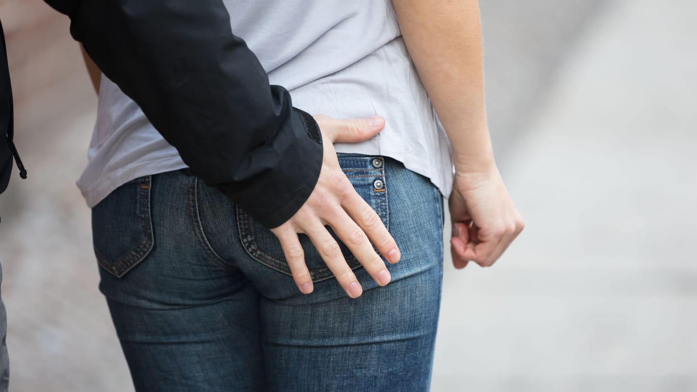 Hand auf einem Hinterteil: Wie weit dürfen Arbeitskollegen gehen?