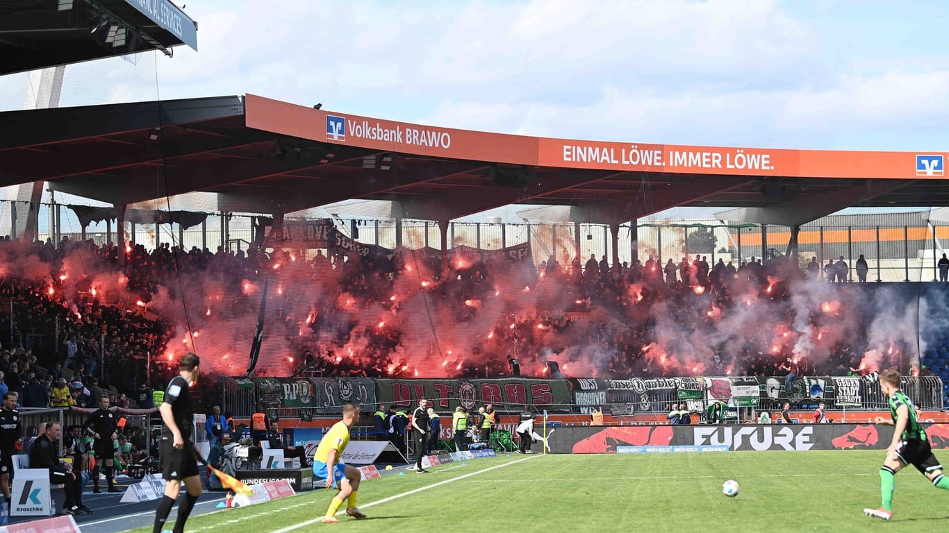 Fans beim Derby Eintracht Braunschweig gegen Hannover 96