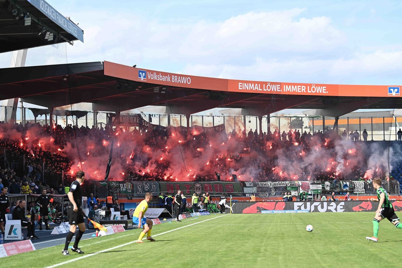 Fans beim Derby Eintracht Braunschweig gegen Hannover 96