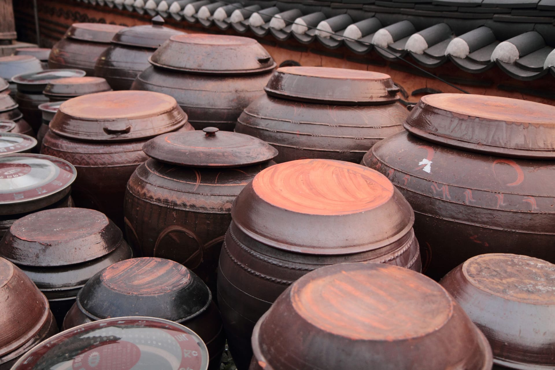 Kimchi-Töpfe in einem Dorf in Südkorea (Symbolbild): In solchen Gefäßen wird Kimchi traditionell fermentiert.