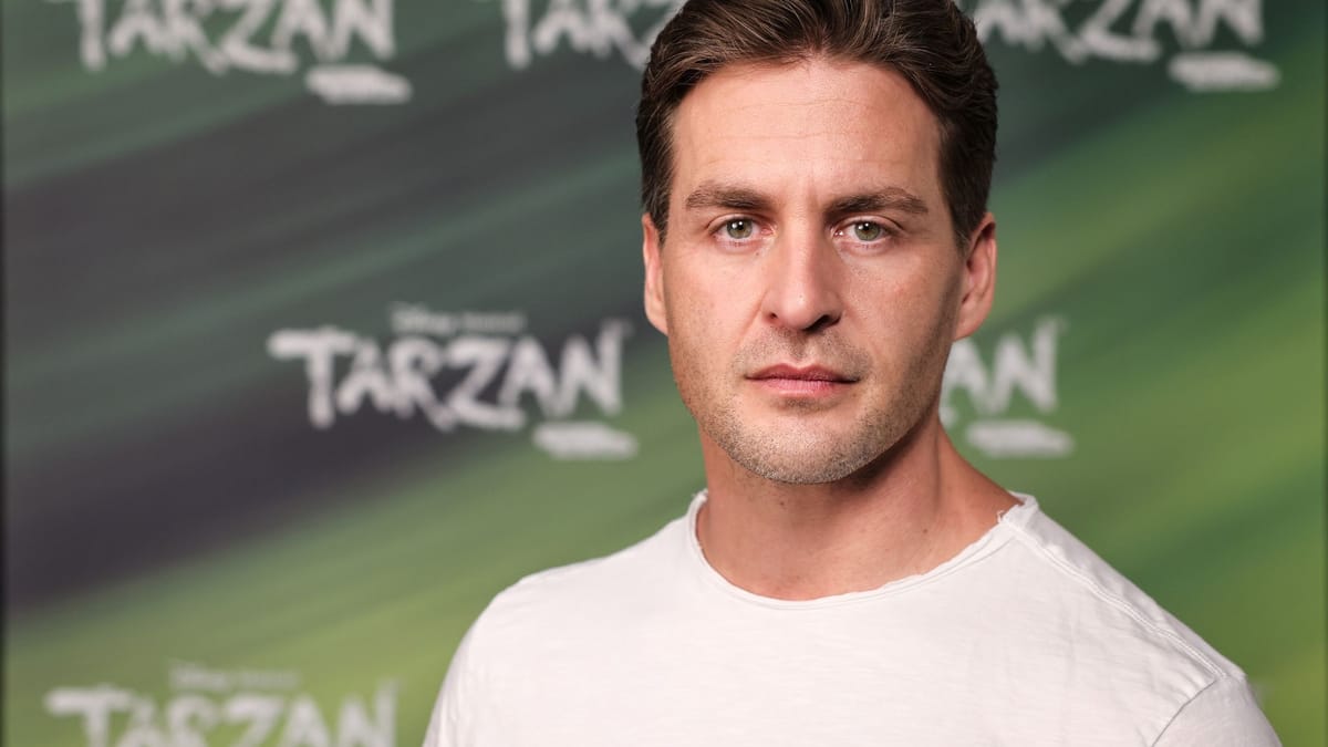 Alexander Klaws steht mit achtjährigem Sohn als Tarzan auf der Bühne