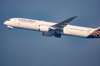 Eine Maschine der indischen Fluggesellschaft Vistara (Archivbild): Ein Passagier hat auf dem Weg nach Deutschland mit einer Bombe gedroht.