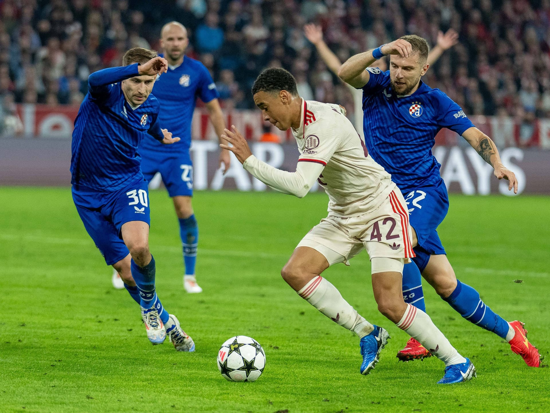 Jamal Musiala (bis 68.): Stand bei seinem nächsten Blitztreffer knapp im Abseits (9.). Setzte Gnabry eigentlich perfekt in Szene – auch der stand aber im Abseits (16.). Beim 2:0 legte er lässig mit der Brust auf Guerreiro ab. Leitete das 3:0 mit seiner kurz ausgeführten Ecke auf Kimmich ein, das 5:2 per direktem Assist. Patzte aber schwer beim 2:3 in der Rückwärtsbewegung. Note 2