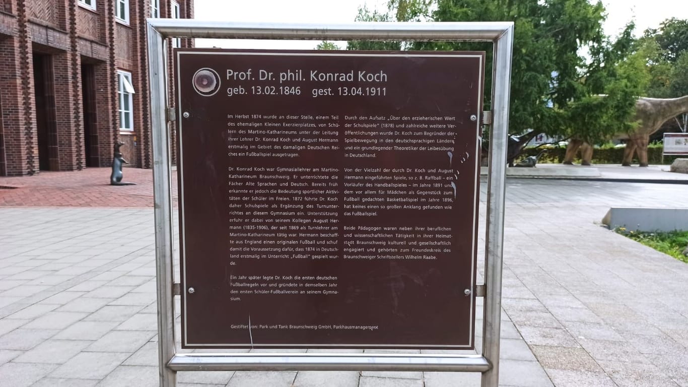 Gedenktafel vor dem Haus der Wissenschaft: Konrad Koch wird in Braunschweig für seine Verdienste gewürdigt.