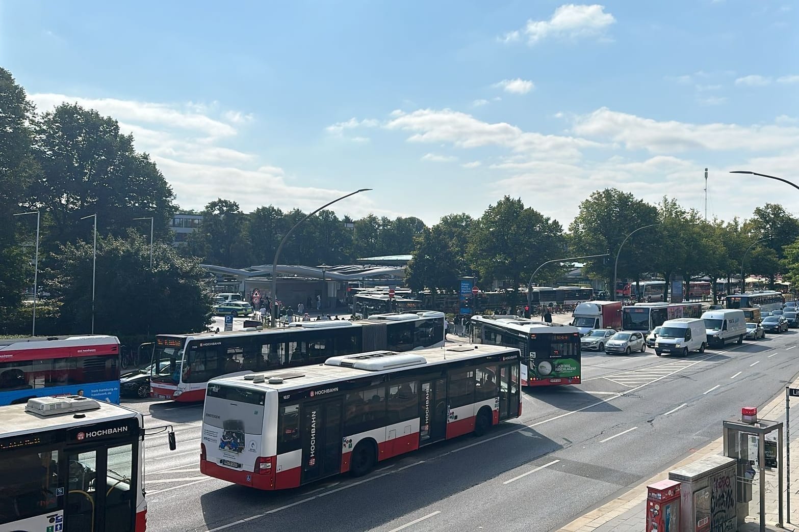 Blick auf die Haltestelle Wandsbek Markt: Die Polizei hat den Busbahnhof abgesperrt.