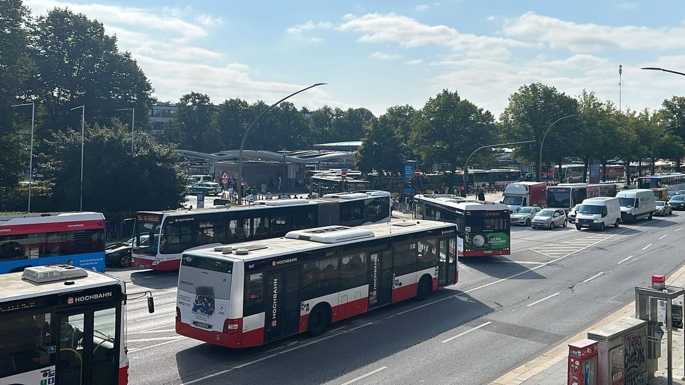 Blick auf die Haltestelle Wandsbek Markt: Die Polizei hat den Busbahnhof abgesperrt.