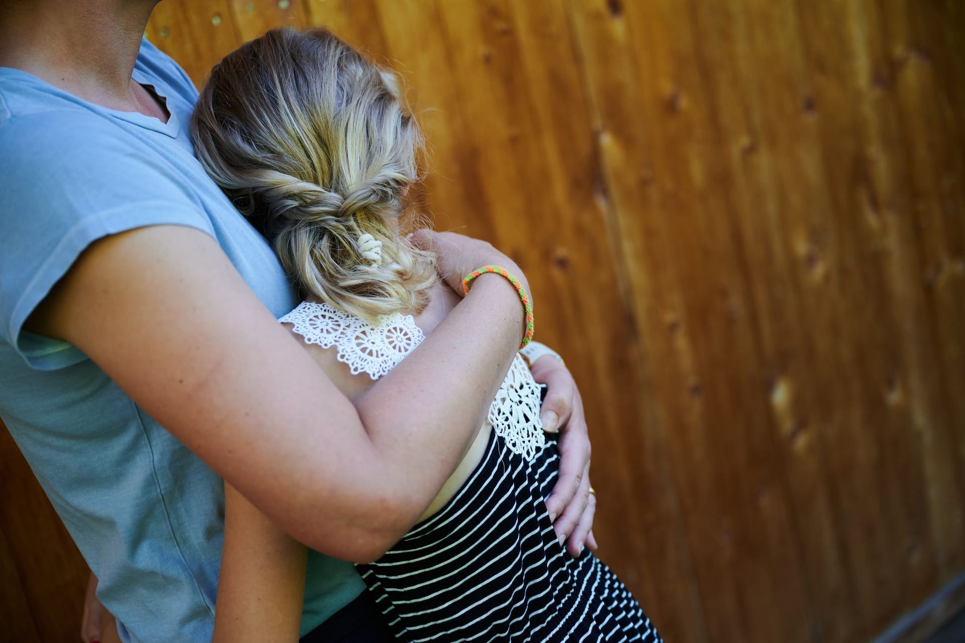 Ein Mädchen wird von seiner Mutter in den Arm genommen Ein Mädchen wird von seiner Mutter in den Arm genommen