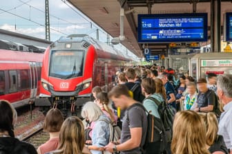 Ein Regionalexpress nach München fährt in den Nürnberger Hauptbahnhof ein. Der Bahnhof gilt als passagierfreundlich.