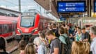 Ein Regionalexpress nach München fährt in den Nürnberger Hauptbahnhof ein. Der Bahnhof gilt als passagierfreundlich.