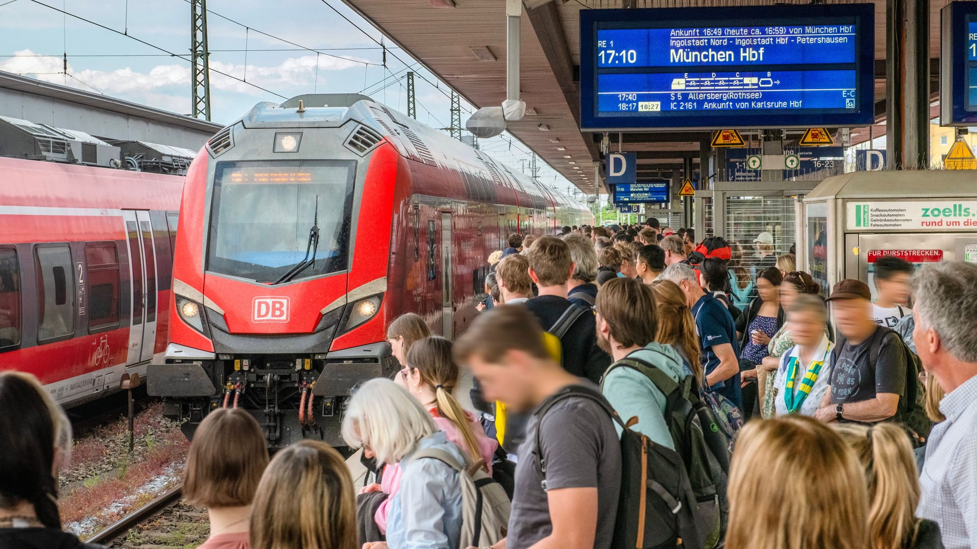 Ein Regionalexpress nach München fährt in den Nürnberger Hauptbahnhof ein. Der Bahnhof gilt als passagierfreundlich.