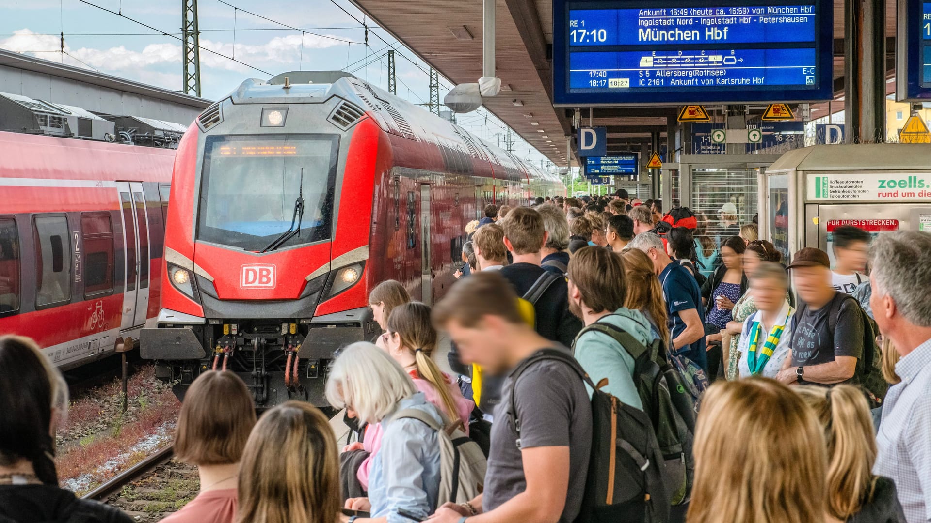 Ein Regionalexpress nach München fährt in den Nürnberger Hauptbahnhof ein. Der Bahnhof gilt als passagierfreundlich.