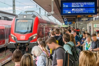 Ein Regionalexpress nach München fährt in den Nürnberger Hauptbahnhof ein. Der Bahnhof gilt als passagierfreundlich.