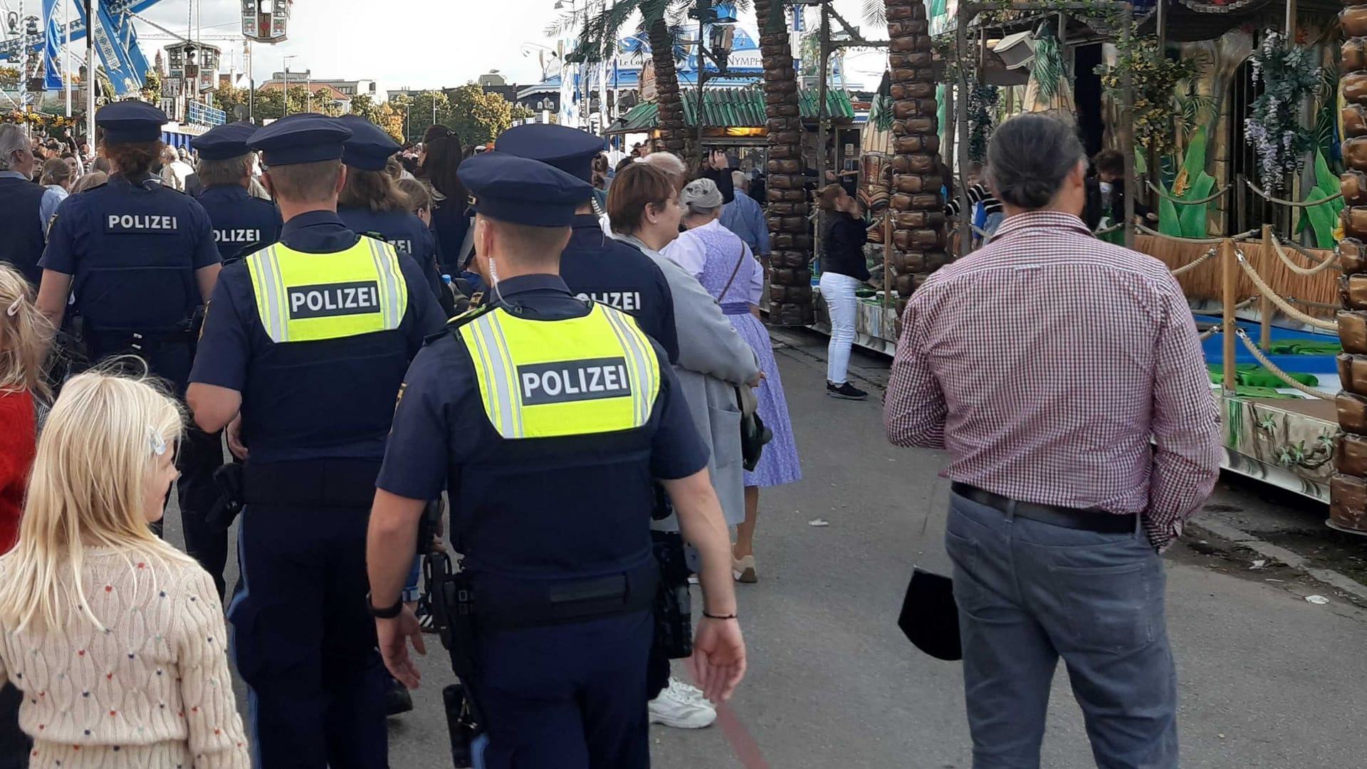 Polizeistreife vor Riesenrad auf dem Oktoberfest: Über 600 Polizisten sind insgesamt auf der Wiesn im Einsatz.