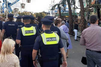 Polizeistreife vor Riesenrad auf dem Oktoberfest: Über 600 Polizisten sind insgesamt auf der Wiesn im Einsatz.