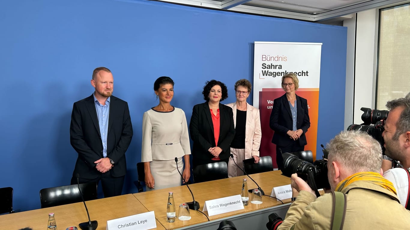 Sahra Wagenknecht, ParteivorsitzendeAmira Mohamed Ali, ParteivorsitzendeChristian Leye, GeneralsekretärSabine Zimmermann, Spitzenkandidatin zur Landtagswahl in SachsenKatja Wolf, Spitzenkandidatin zur Landtagswahl in Thüringen bei der Pressekonferenz am Freitag