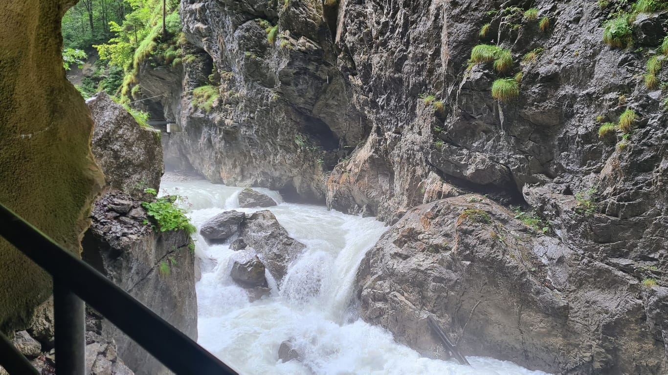 Atemberaubendes Naturschauspiel: Das reißende Wasser der Partnach bahnt sich seinen Weg durch die Klamm.