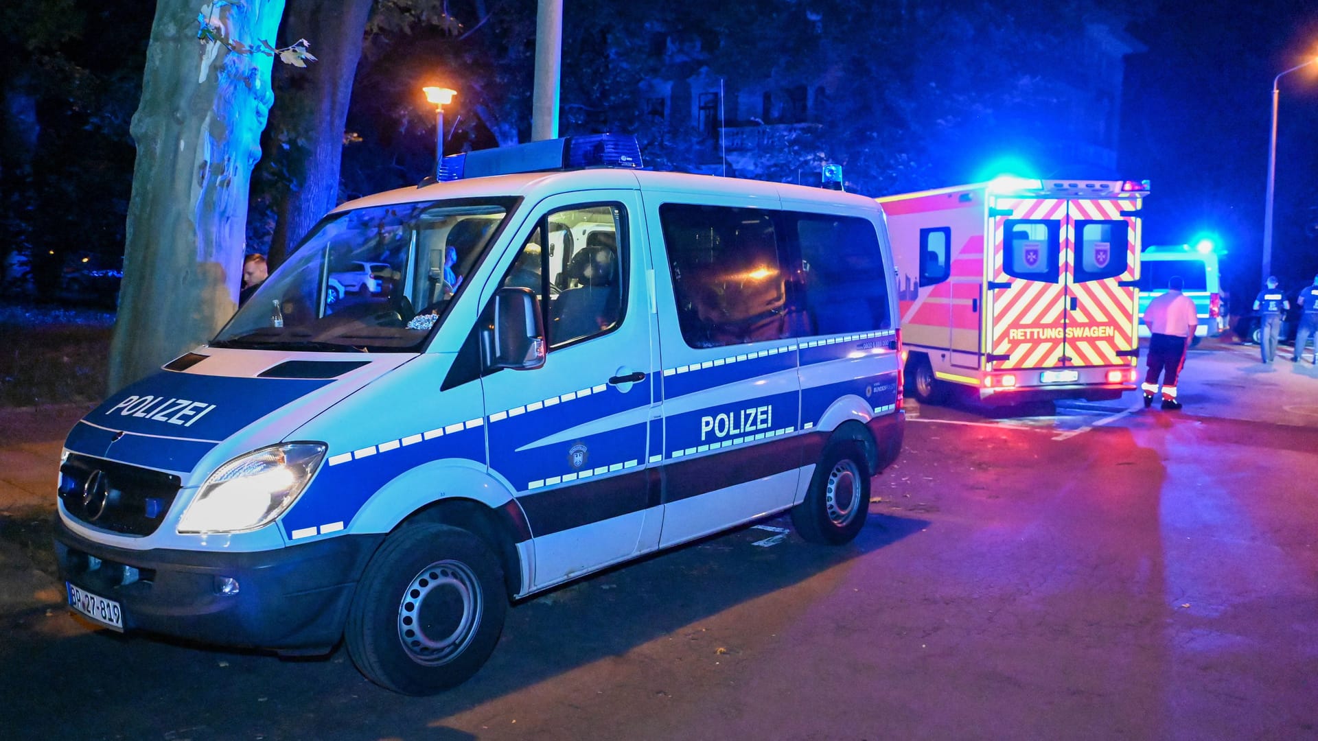 Polizei und Rettungswagen in Leipzig (Archivbild): Das Kind erlag im Krankenhaus seinen schweren Verletzungen.