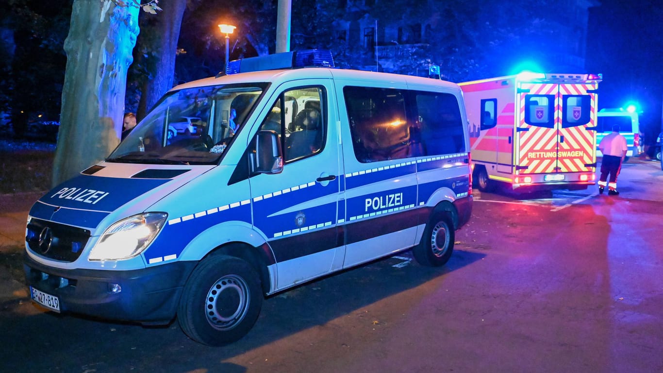 Polizei und Rettungswagen in Leipzig (Archivbild): Das Kind erlag im Krankenhaus seinen schweren Verletzungen.