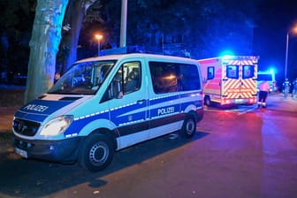 Polizei und Rettungswagen in Leipzig (Archivbild): Das Kind erlag im Krankenhaus seinen schweren Verletzungen.