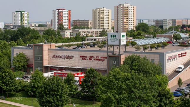 Knife attack at Erfurt shopping center: One suspect at large