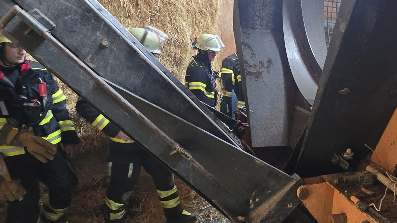 Feuerwehrkräfte am Unfallort: Für den 34-Jährigen kam jede Hilfe zu spät.