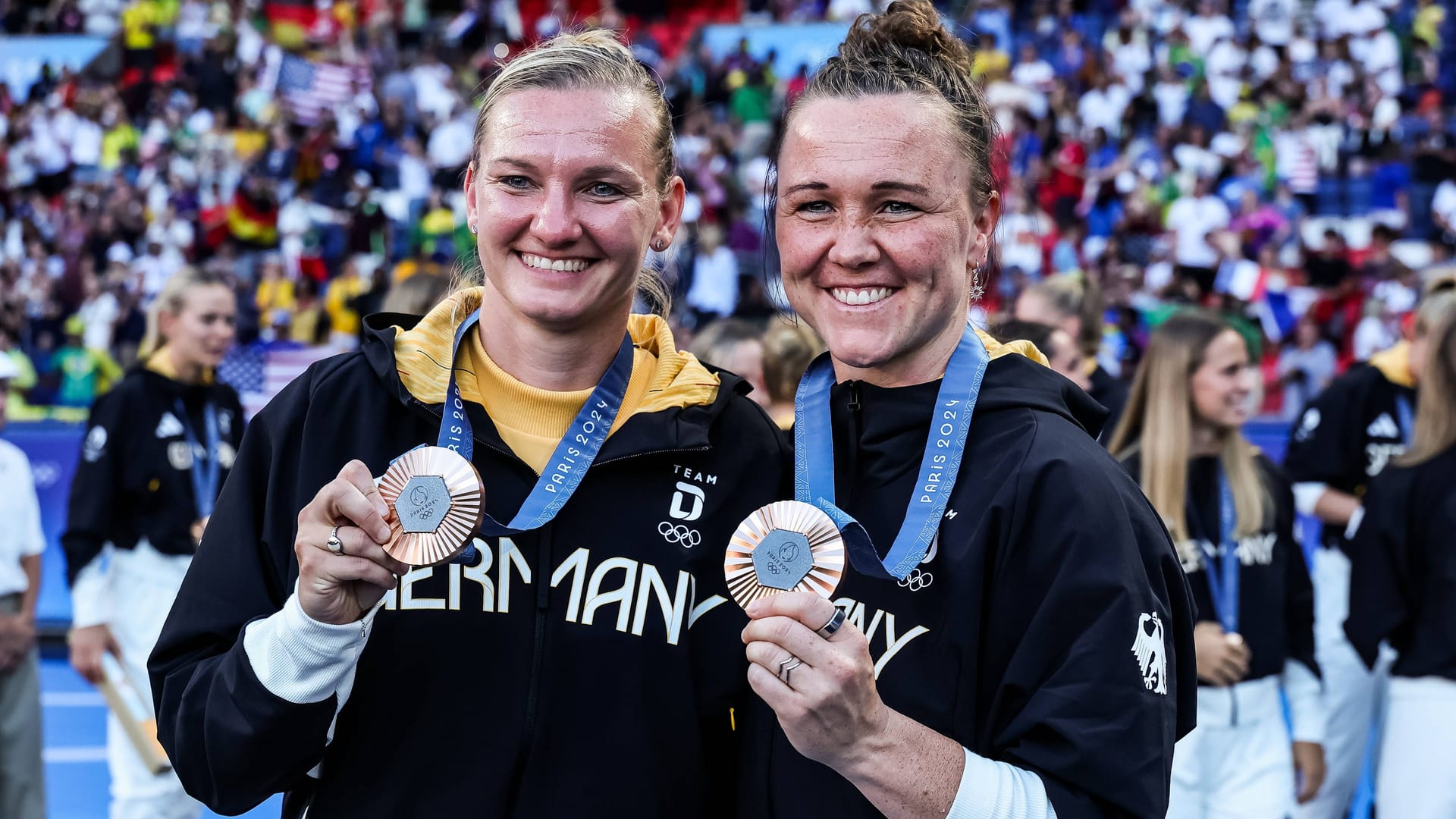 Alexandra Popp (l.) und Marina Hegering mit Olympia-Bronze in Paris.