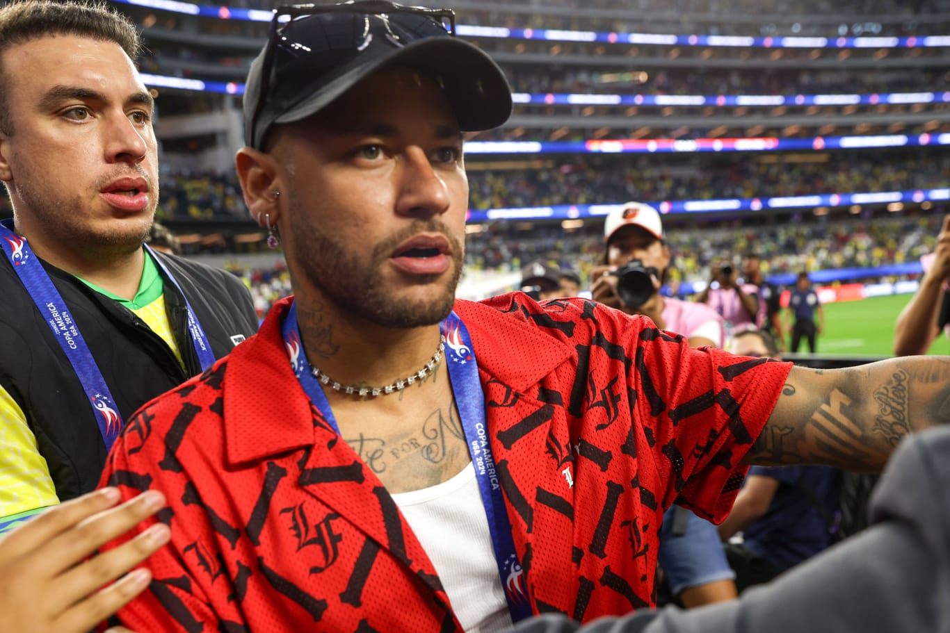 Neymar bei einem Termin während der Copa América 2024 in den USA: Brasiliens Star wird stets von Fans umringt.