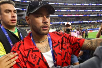 Neymar bei einem Termin während der Copa América 2024 in den USA: Brasiliens Star wird stets von Fans umringt.