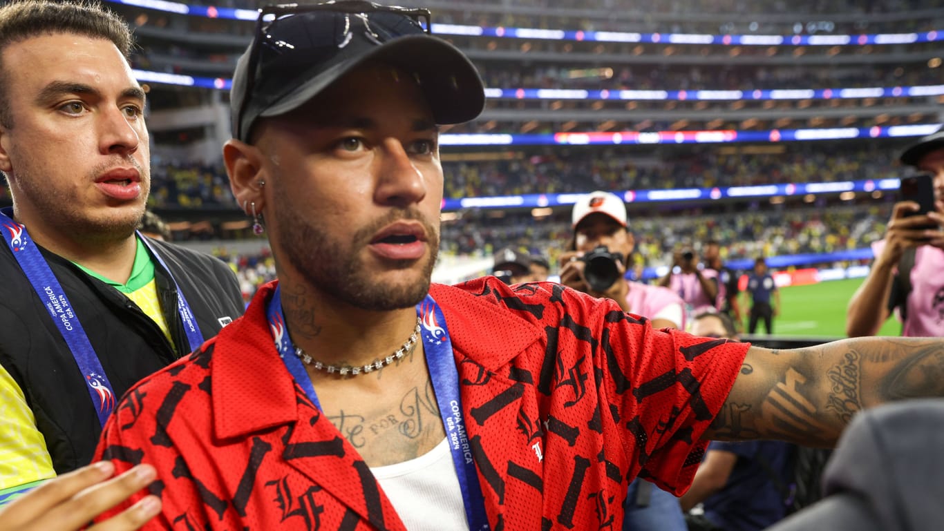 Neymar bei einem Termin während der Copa América 2024 in den USA: Brasiliens Star wird stets von Fans umringt.