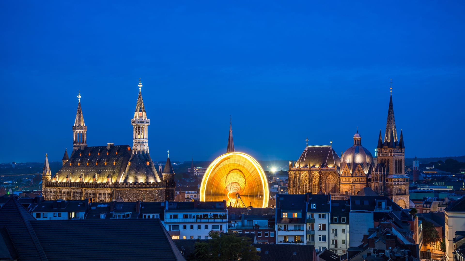 Das Aachener September-Special (Archivbild): Ab Donnerstag steht wieder ein Riesenrad auf dem Katschhof