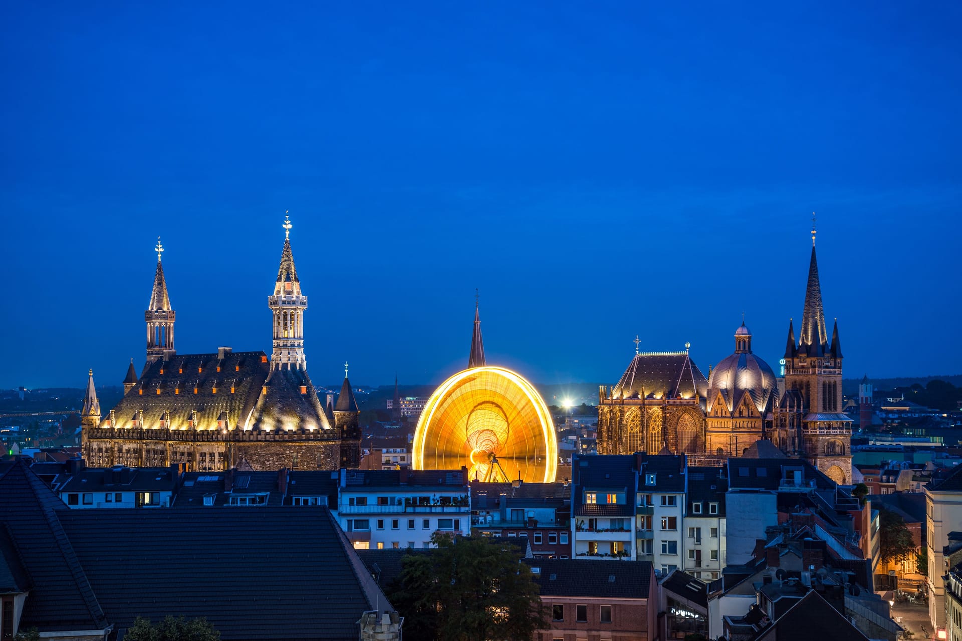 Das Aachener September-Special (Archivbild): Ab Donnerstag steht wieder ein Riesenrad auf dem Katschhof