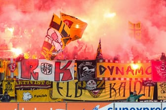 Bengalos im Dresdener Fanblock (Archivbild): Für Sonntag ist Pyrotechnik nicht nur im Stadion verboten.