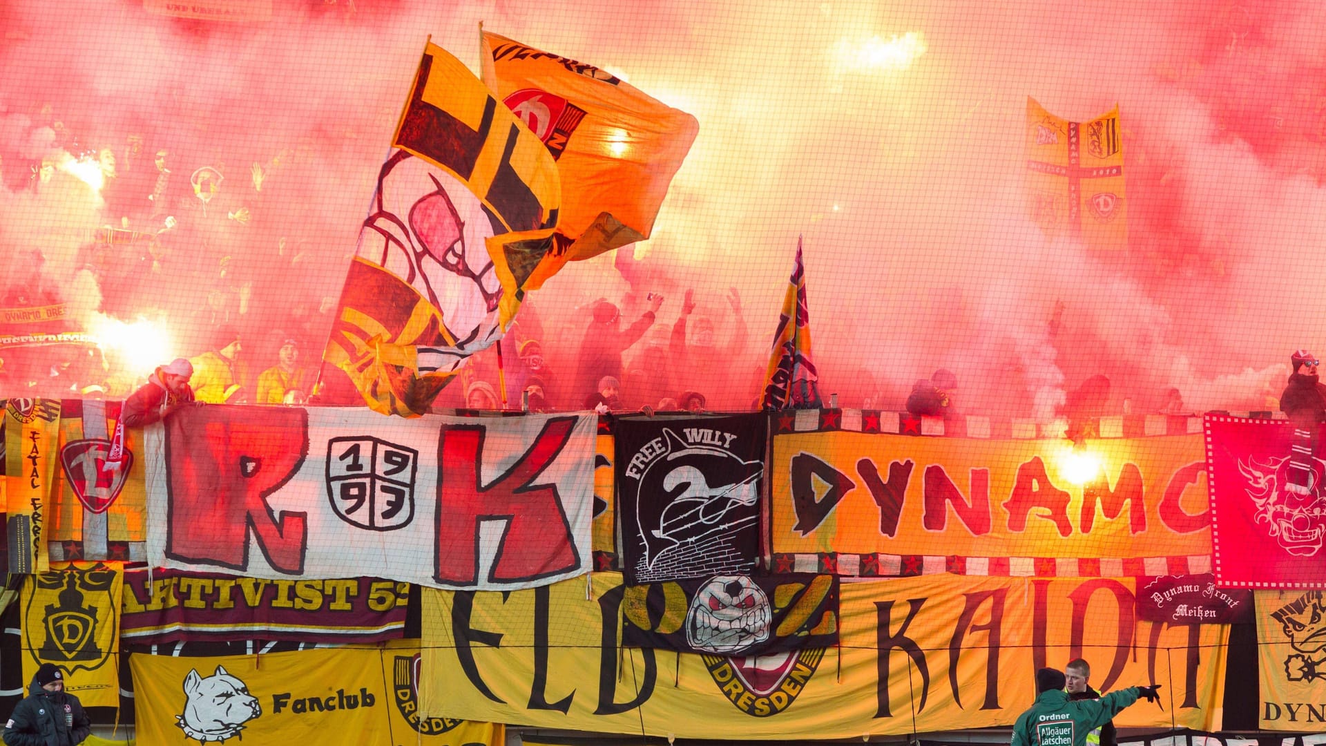 Bengalos im Dresdener Fanblock (Archivbild): Für Sonntag ist Pyrotechnik nicht nur im Stadion verboten.