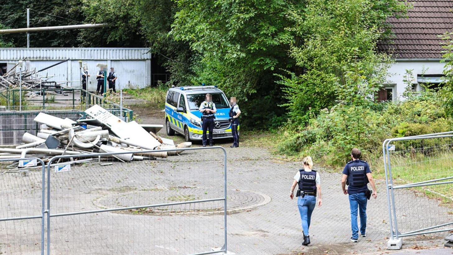 Polizisten am Gelände der ehemaligen Brauerei: Noch in der Nacht konnten Beamte vier Verdächtige festnehmen.