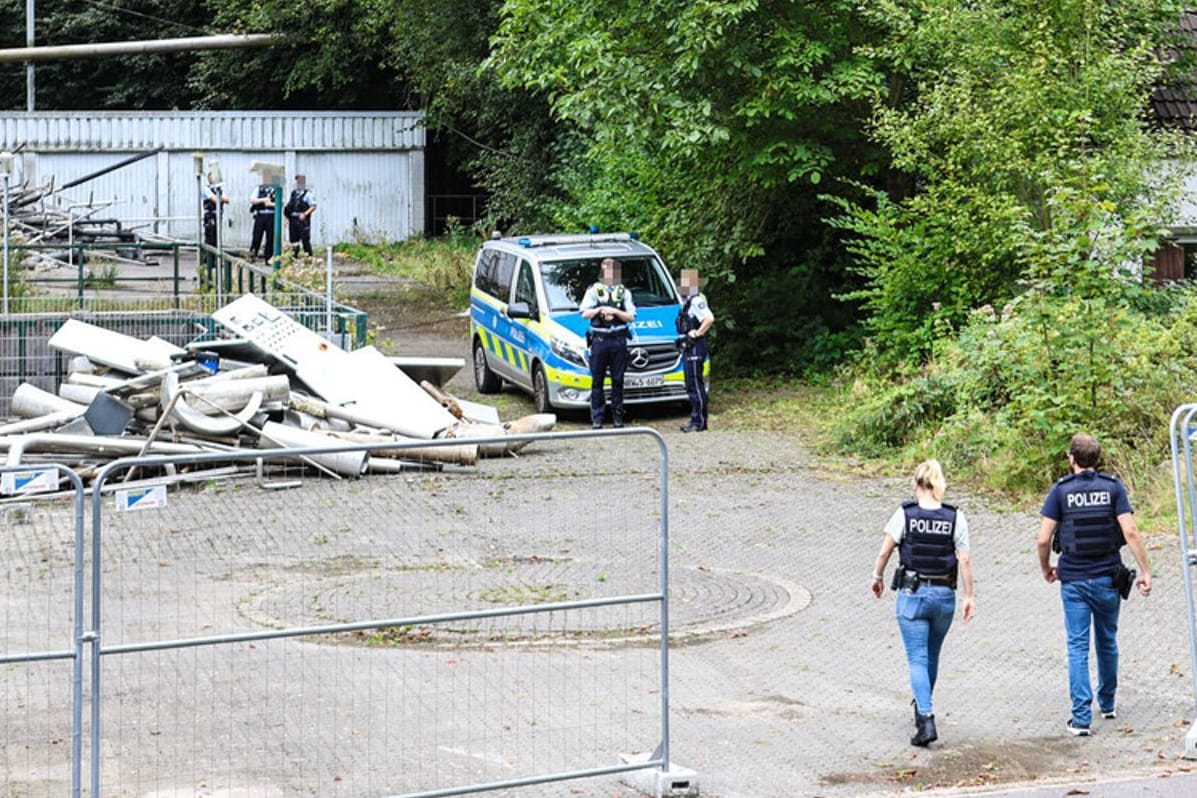 Polizisten am Gelände der ehemaligen Brauerei: Noch in der Nacht konnten Beamte vier Verdächtige festnehmen.