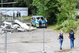 Polizisten am Gelände der ehemaligen Brauerei: Noch in der Nacht konnten Beamte vier Verdächtige festnehmen.