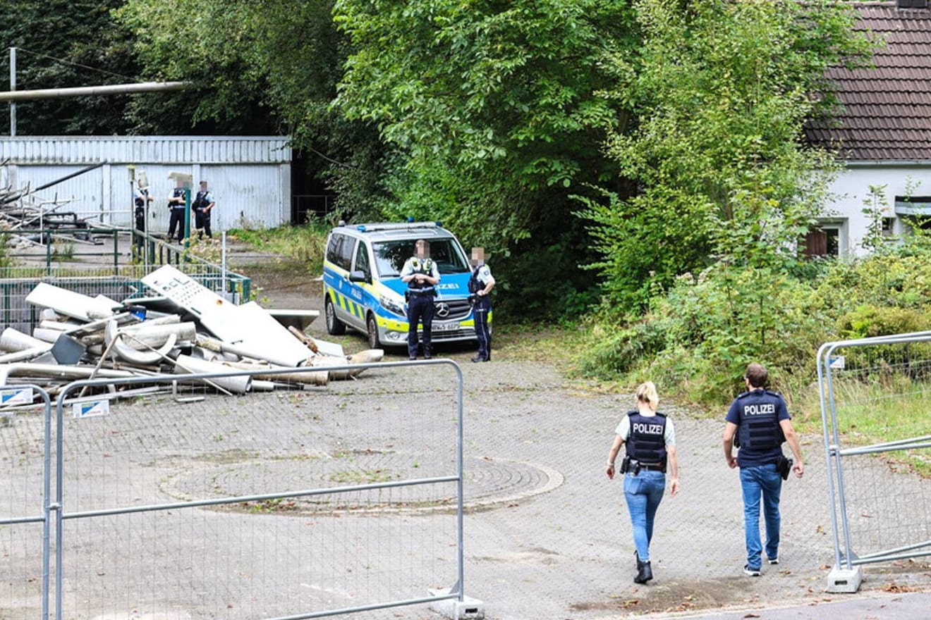 Polizisten am Gelände der ehemaligen Brauerei: Noch in der Nacht konnten Beamte vier Verdächtige festnehmen.