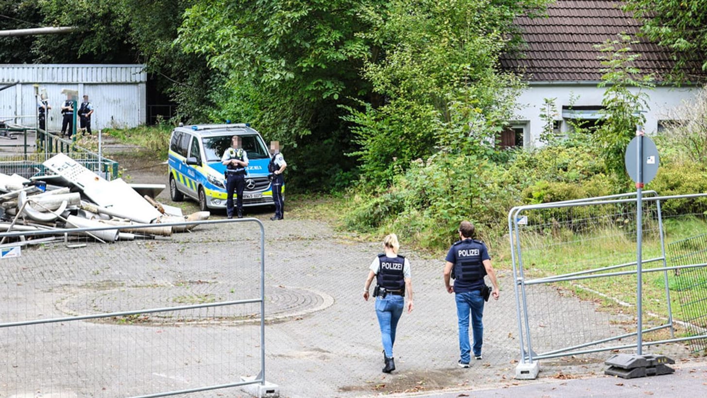 Polizisten am Gelände der ehemaligen Brauerei: Noch in der Nacht konnten Beamte vier Verdächtige festnehmen.