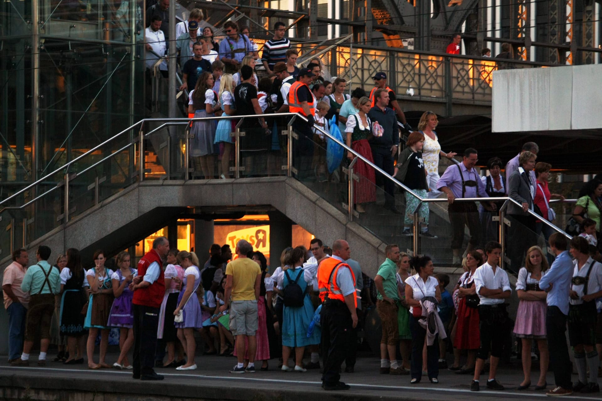 Wiesn-Besucher an der Hackerbrücke (Symbolfoto).