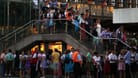 Wiesn-Besucher an der Hackerbrücke (Symbolfoto).