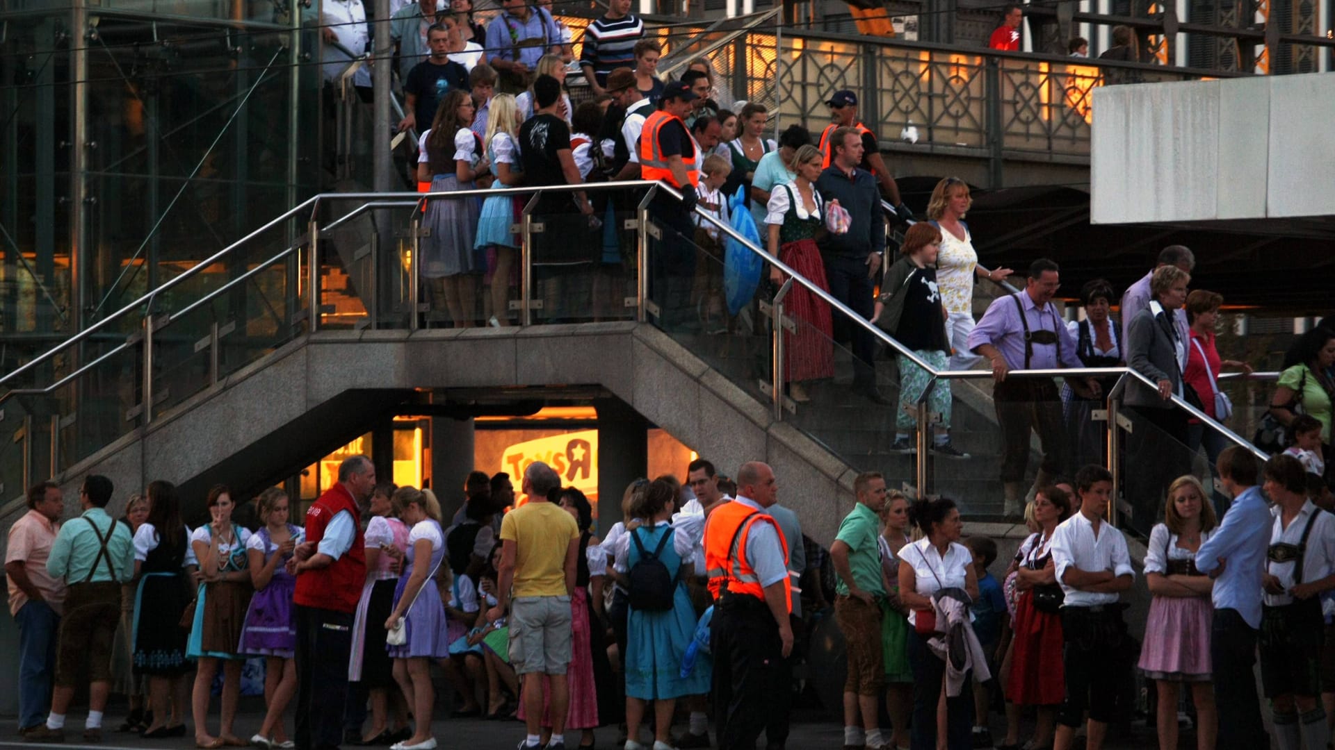 Wiesn-Besucher an der Hackerbrücke (Symbolfoto).