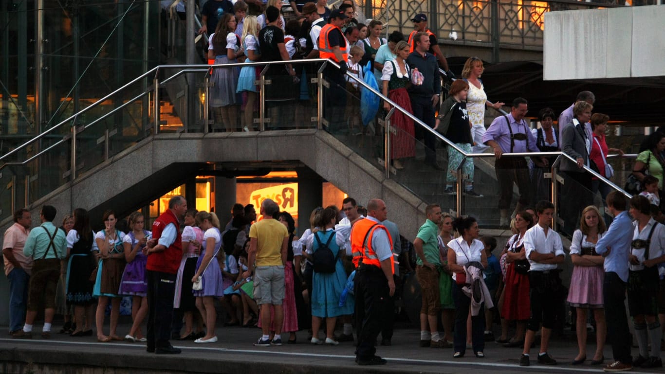 Wiesn-Besucher an der Hackerbrücke (Symbolfoto).