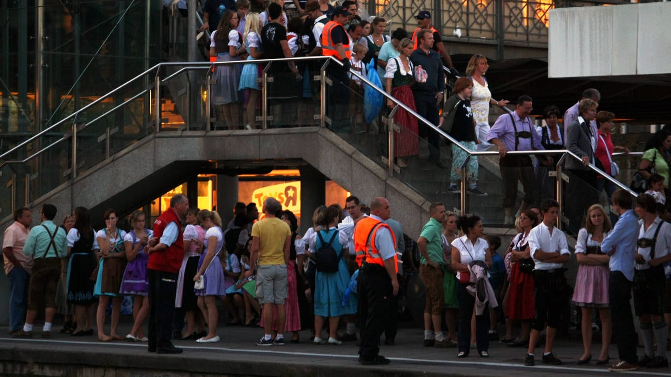 Wiesn-Besucher an der Hackerbrücke (Symbolfoto).