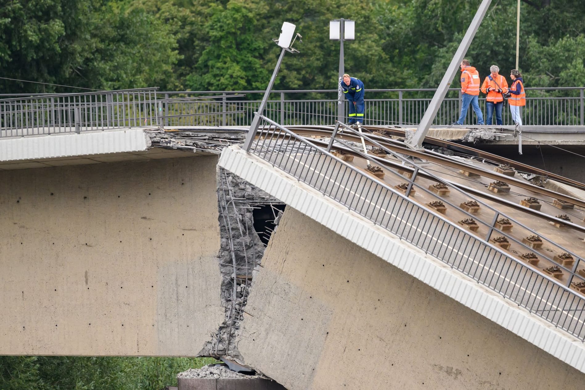 Carolabrücke in Dresden eingestürzt