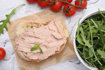 Leberwurst auf einer Scheibe Weißbrot: Die Wurstsorte gehört zu den deutschen Klassikern.