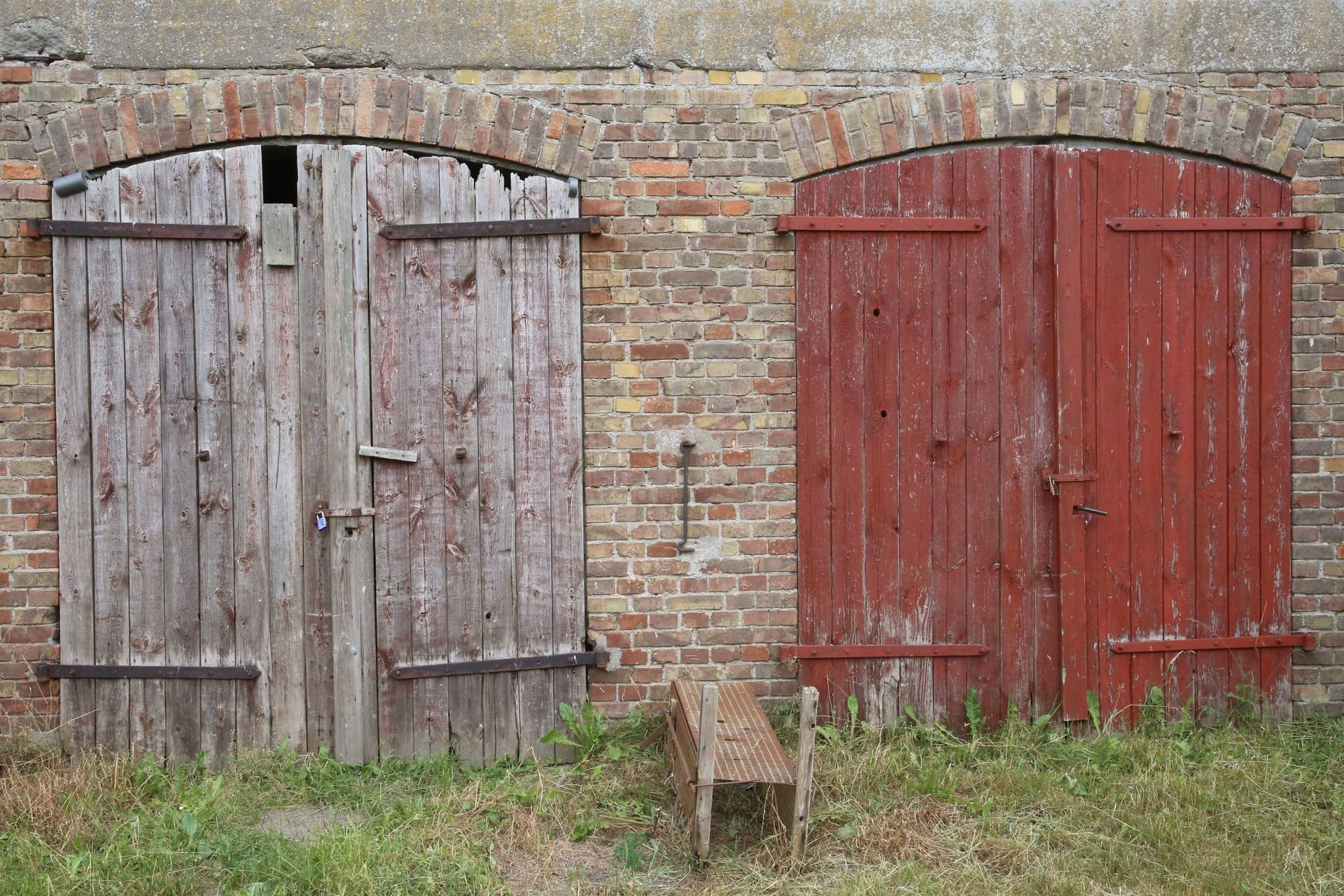 Stalltore (Symbolbild): In Polen hielt ein Mann eine Frau jahrelang in einem kleinen Raum eines Stalls gefangen.