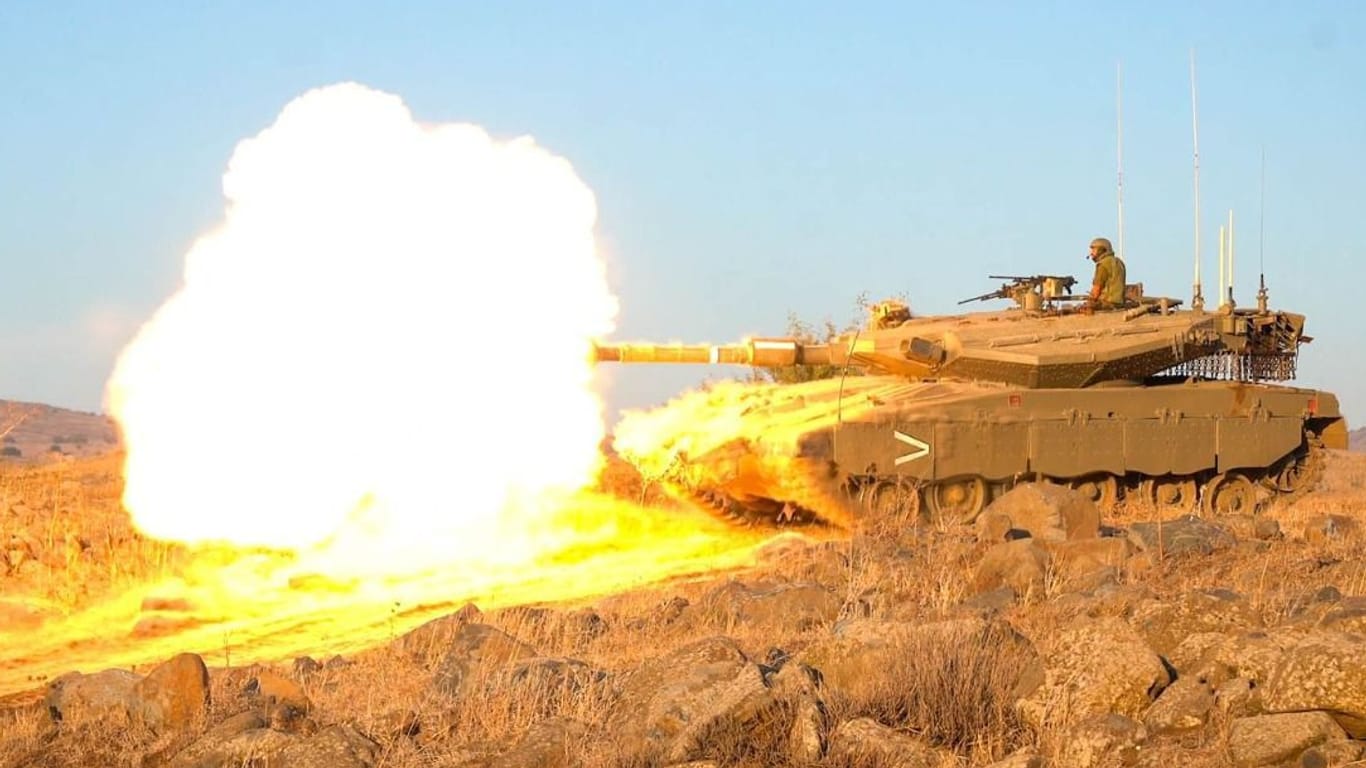 Ein israelischer Panzer feuert bei einer Übung an der libanesischen Grenze: Die Armee hat mit Bodenoperationen im Libanon begonnen.