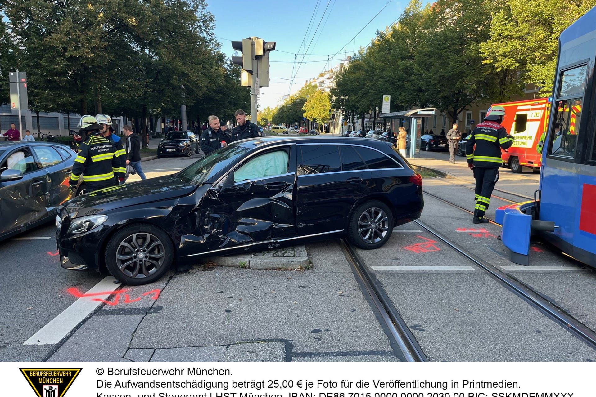 Der beschädigte Mercedes: Die Ermittlungen zum genauen Unfallhergang dauern an.