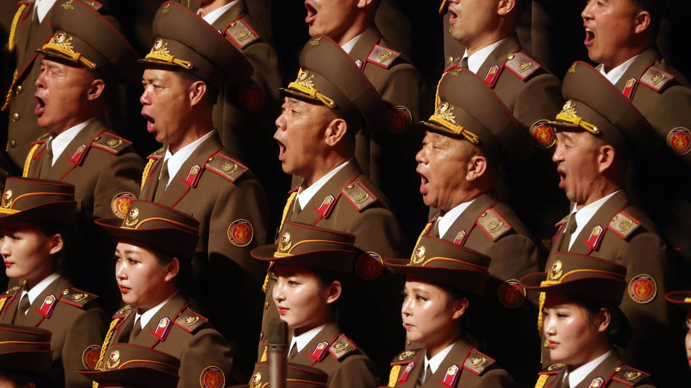 Ein nordkoreanischer Militärchor bei einer Feierlichkeit des Staates (Archivbild).