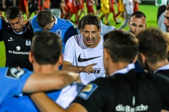 Klare Worte: "Löwen"-Coach Argirios Giannikis spricht nach dem knappen Sieg in Memmingen zu seiner Mannschaft.